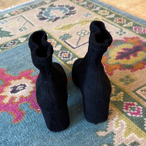 Elegant Black Ankle Boots - Picture 5 of 6